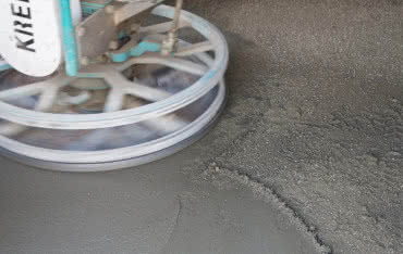 Jak wzmocnić posadzkę w hali? Posypki utwardzające i impregnaty weber.floor