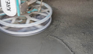 Jak wzmocnić posadzkę w hali? Posypki utwardzające i impregnaty weber.floor