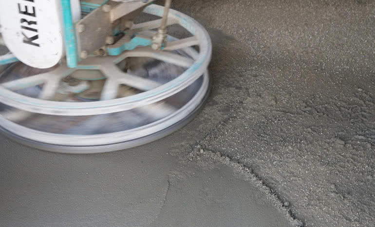 Jak wzmocnić posadzkę w hali? Posypki utwardzające i impregnaty weber.floor