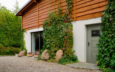 Drzwi retro wracają do łask! Zobacz, do jakich domów pasują najlepiej