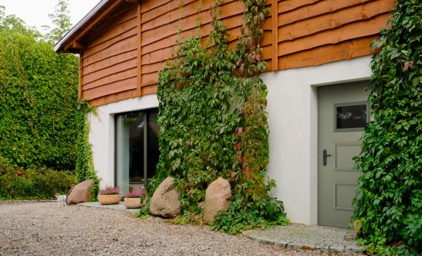 Drzwi retro wracają do łask! Zobacz, do jakich domów pasują najlepiej