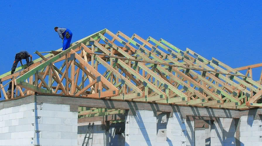 Budowa konstrukcji dachu skośnego na budynku mieszkalnym. fot. Grupa Burkietowicz