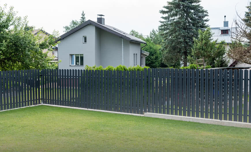 Co zamiast podmurówki pod ogrodzenie? 6 pomysłów, które są tańsze i prostsze