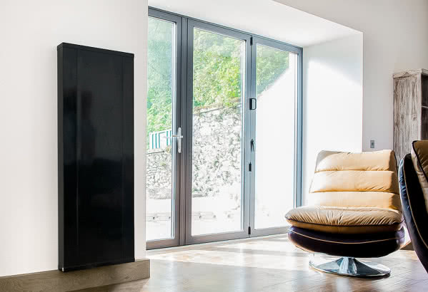 Grzejnik DECOR PRO - wąski, wysoki model, o płaskiej, gładkiej powierzchni