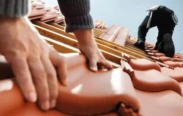 Usługi dekarskie 2025: ile kosztuje nowy dach i jak wybrać dobrego dekarza?