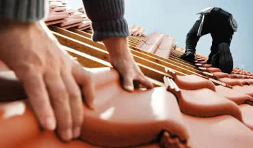 Usługi dekarskie 2025: ile kosztuje nowy dach i jak wybrać dobrego dekarza?