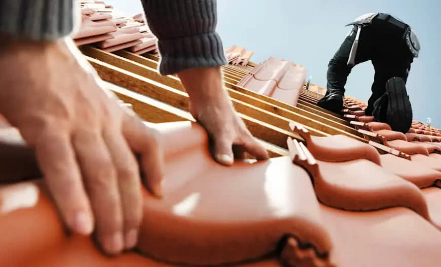 Usługi dekarskie 2025: ile kosztuje nowy dach i jak wybrać dobrego dekarza?