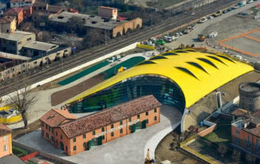 Dach inspirowany kształtami samochodów Ferrari