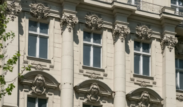 Jak zamontować ciężkie elementy na starych murach?