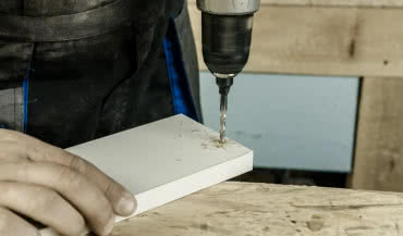 Jak naostrzyć wiertło? Szlifierka, przyrząd do ostrzenia czy profesjonalny serwis?