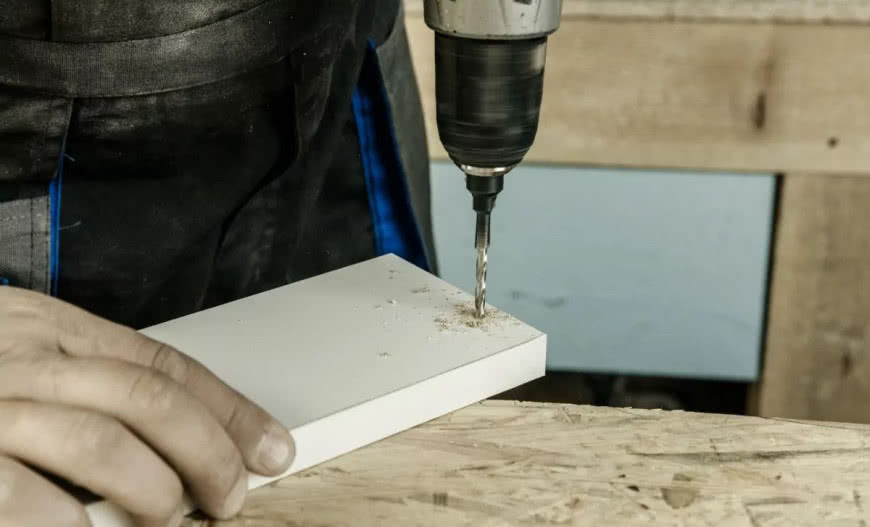 Jak naostrzyć wiertło? Szlifierka, przyrząd do ostrzenia czy profesjonalny serwis?