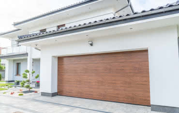 Na czym polega otwieranie awaryjne oraz jak należy konserwować bramę garażową?