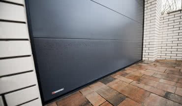 Jakie zabezpieczenia antywłamaniowe powinna mieć brama garażowa?