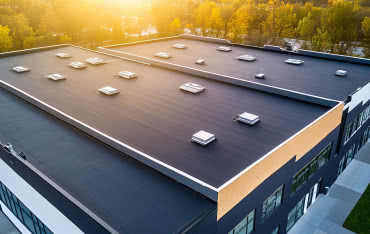 Izolacja dachu płaskiego. Jak uniknąć kosztownych błędów?