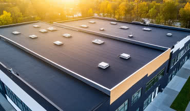 Izolacja dachu płaskiego. Jak uniknąć kosztownych błędów?