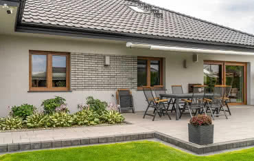 Jak uszczelnić drzwi, okna i bramę garażową?