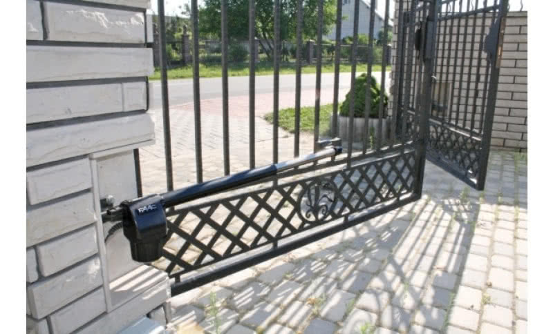 Problemy z pracą bramy skrzydłowej - gdzie szukać awarii?