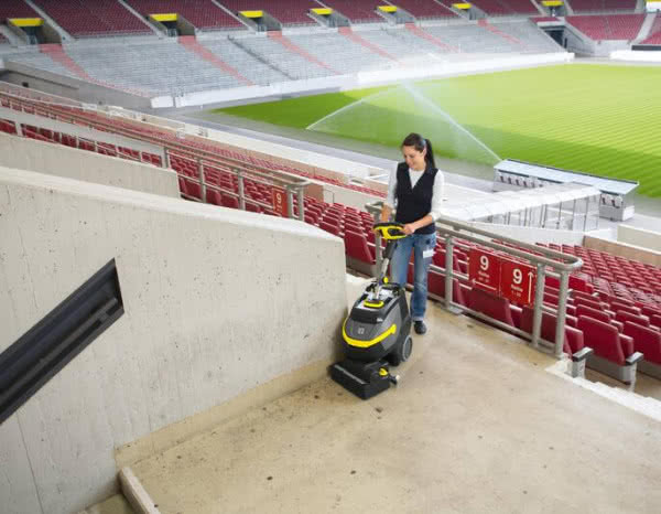 Kompaktowa szorowarka walcowa BR 35/12 C o wyjątkowej zwrotności