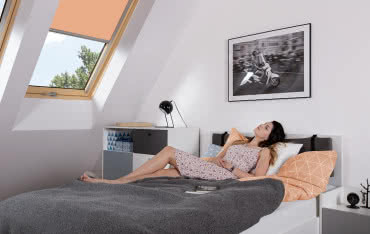 Dodatki do okien dachowych w kolorze Pantone 2024 - Peach Fuzz