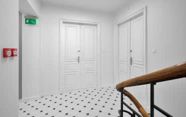 Drzwi na indywidualne zamówienie. Drugie życie kamienicy w Krakowie