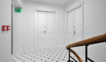 Drzwi na indywidualne zamówienie. Drugie życie kamienicy w Krakowie