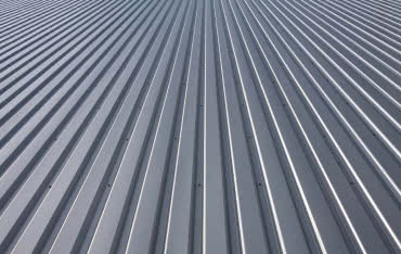 Montaż blachy trapezowej na papie – czy to dobry pomysł? Poradnik praktyka