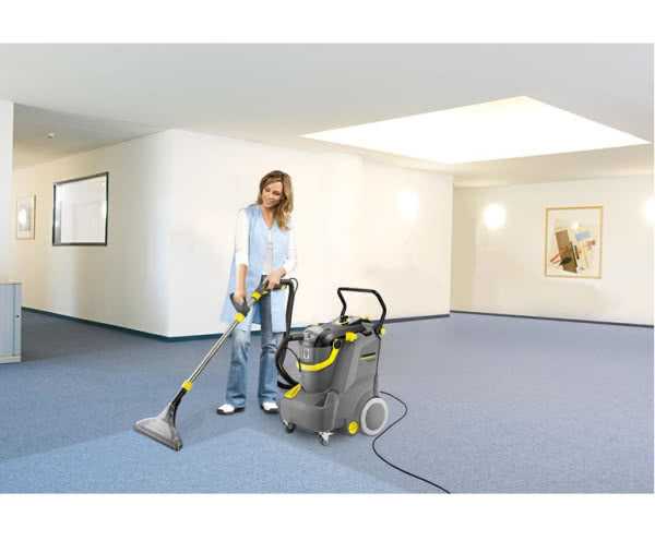 Nowe urządzenie do czyszczenia ekstrakcyjnego Kärcher - Puzzi 30/4