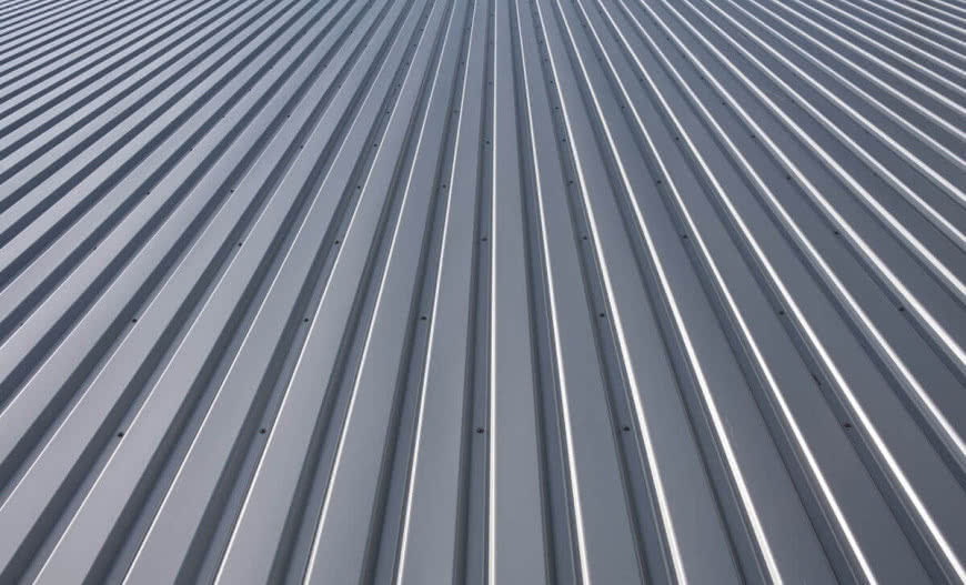 Montaż blachy trapezowej na papie – czy to dobry pomysł? Poradnik praktyka