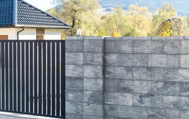 Renowacja i malowanie ogrodzenia betonowego