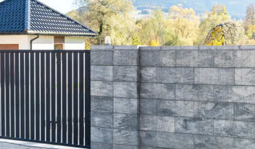 Renowacja i malowanie ogrodzenia betonowego