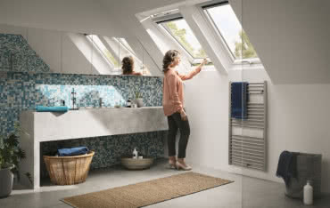 Łazienka na poddaszu jasna i wygodna