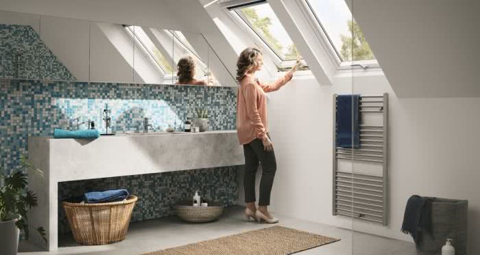 Łazienka na poddaszu jasna i wygodna