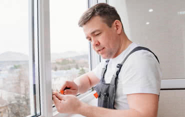 Regulacja okien PCV. Jak wyregulować okno?