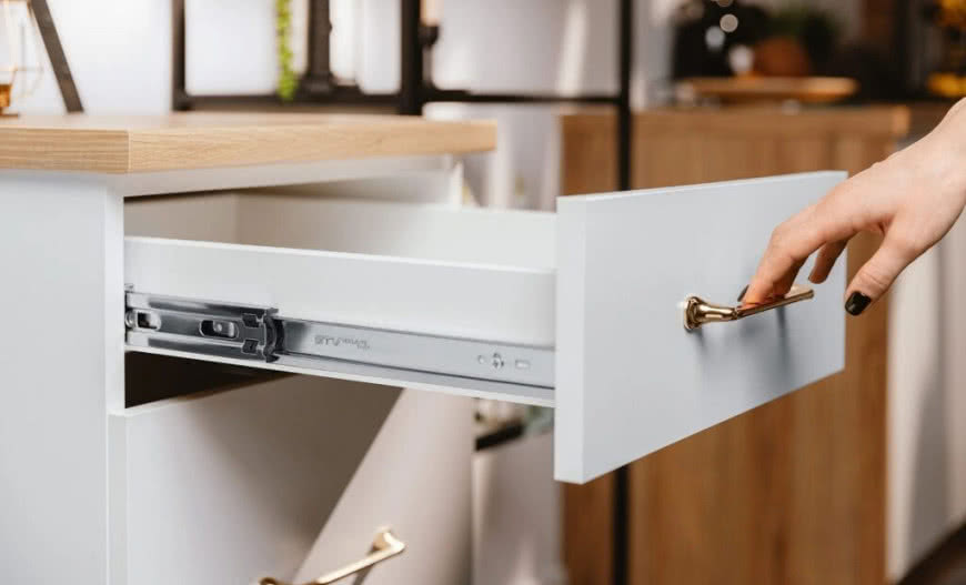 Ciche zamykanie i pełny wysuw – poznaj zalety prowadnic samodomykających