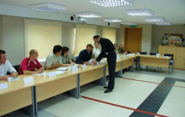 Co dają certyfikaty malarza Dekoral i parkieciarza Domalux?