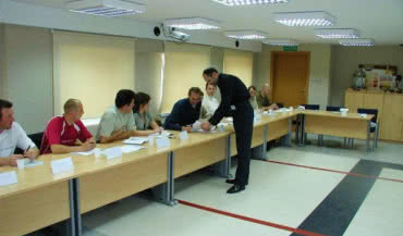 Co dają certyfikaty malarza Dekoral i parkieciarza Domalux?