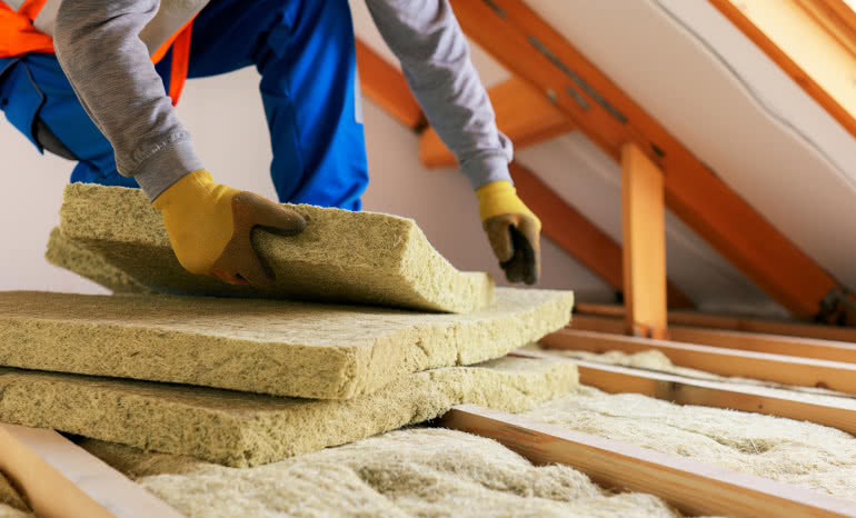Jak ocieplić strop? Metody ocieplenia stropu drewnianego i betonowego