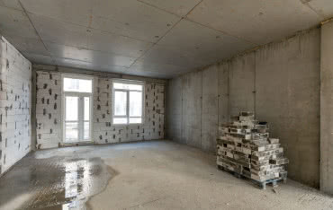 Ile wełny mineralnej na strop betonowy? Oszczędź ciepło i pieniądze!