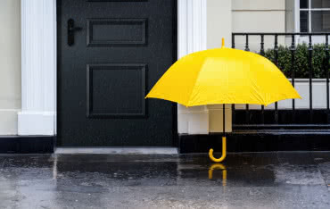 Drzwi wejściowe bez zadaszenia – jak wybrać model odporny na deszcz i UV?