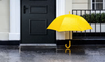 Drzwi wejściowe bez zadaszenia – jak wybrać model odporny na deszcz i UV?