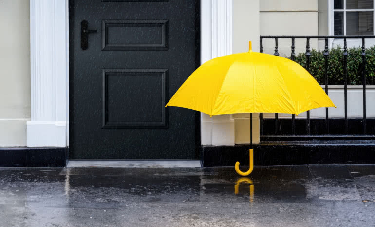 Drzwi wejściowe bez zadaszenia – jak wybrać model odporny na deszcz i UV?