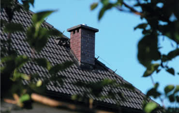 Jak zadbać o właściwe wykończenie komina ponad dachem?