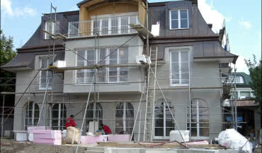 Prace elewacyjne w niekorzystnych warunkach atmosferycznych