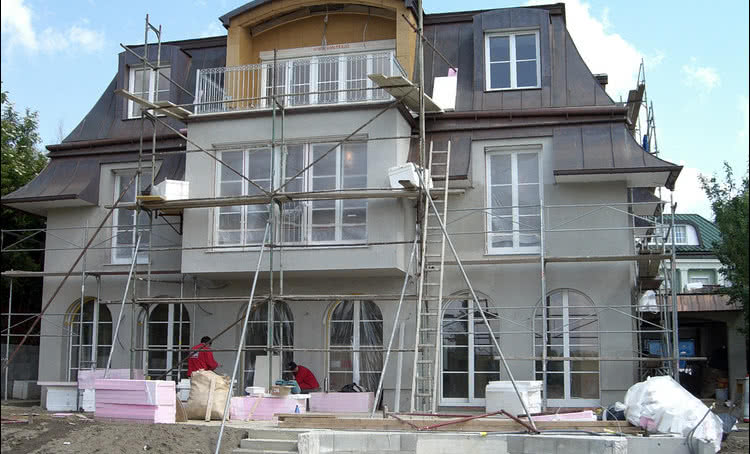 Prace elewacyjne w niekorzystnych warunkach atmosferycznych