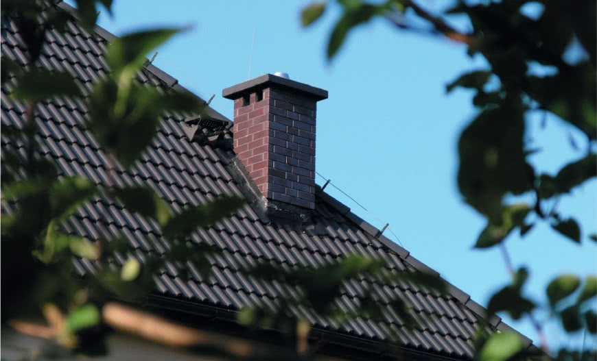 Jak zadbać o właściwe wykończenie komina ponad dachem?