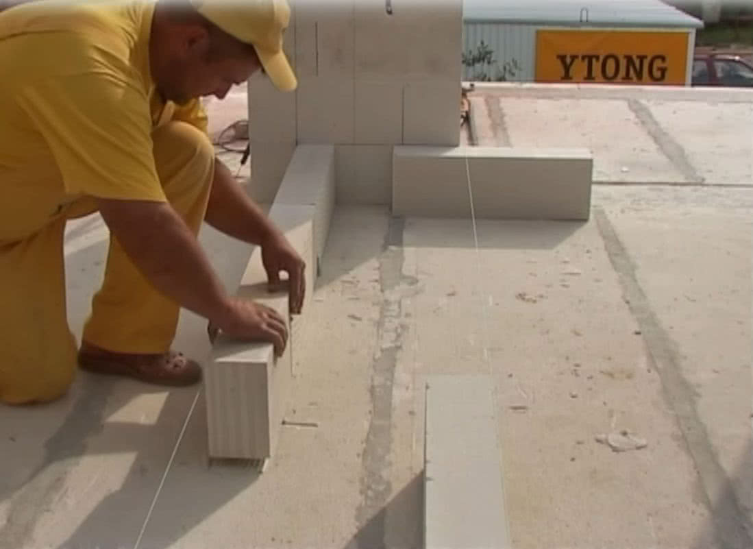 Wznoszenie ścian działowych z drobnowymiarowych elementów z betonu komórkowego w systemie Ytong. fot. Xella Polska