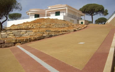 Oryginalna nawierzchnia w ogródku - beton dekoracyjny