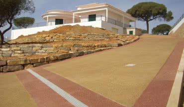 Oryginalna nawierzchnia w ogródku - beton dekoracyjny