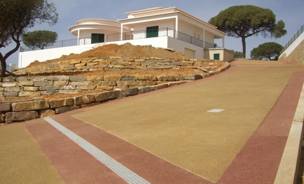 Oryginalna nawierzchnia w ogródku - beton dekoracyjny