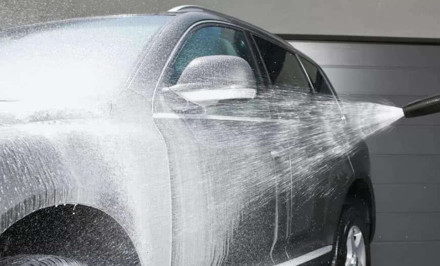 Środki czyszczące: Jak i dlaczego myją? Zasada działania